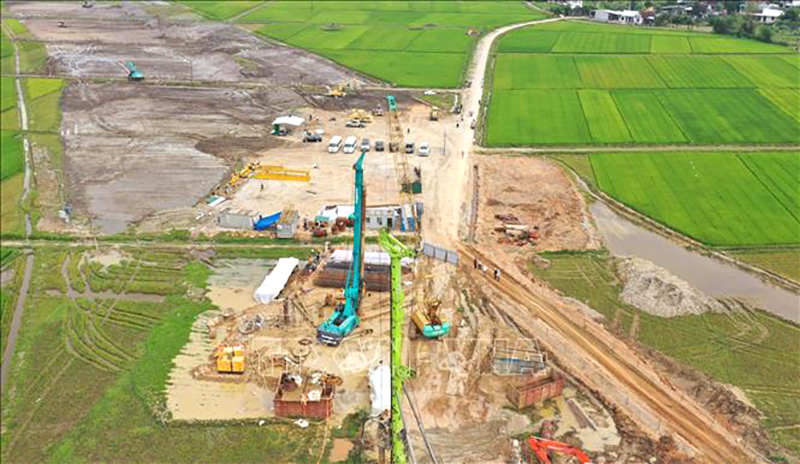  Nhà thầu thi công cao tốc Quảng Ngãi-Hoài Nhơn đoạn qua huyện Mộ Đức (Quảng Ngãi). Ảnh: Phạm Cường/TTXVN
