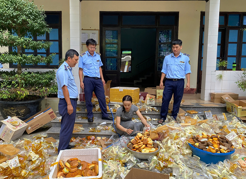 Lực lượng QLTT giám sát việc tiêu hủy tang vật vi phạm.