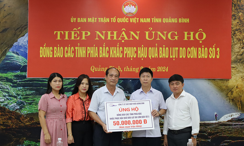Đại diện lãnh đạo Ủy ban MTTQVN tỉnh tiếp nhận ủng hộ từ Công ty CP Xuất nhập khẩu Quảng Bình.