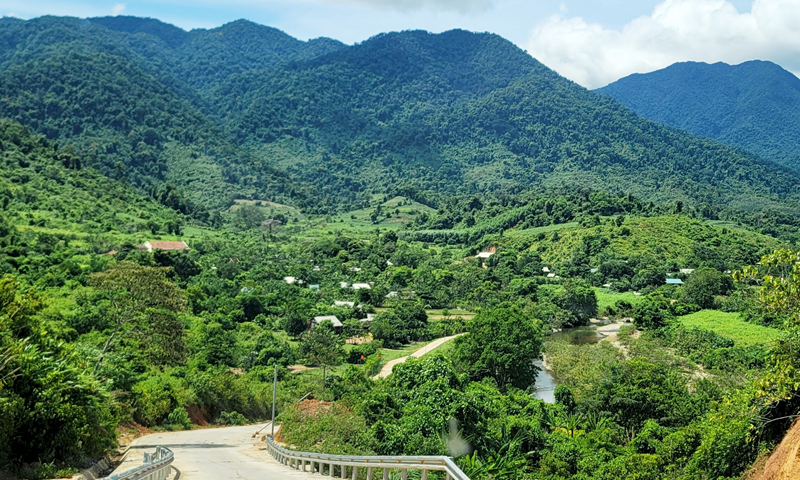 Những bản làng định canh, định cư của đồng bào ngày càng khởi sắc. (Trong ảnh: Bản Bạch Đàn, xã Lâm Thủy, Lệ Thủy).