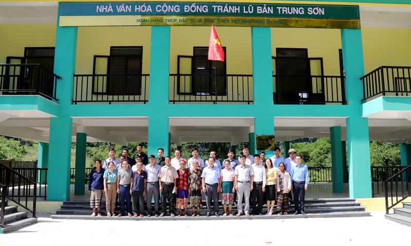   Nhà văn hóa bản Trung Sơn, xã Trường Sơn (Quảng Ninh), công trình nghĩa tình miền xuôi giúp đồng bào dân tộc thiểu số.