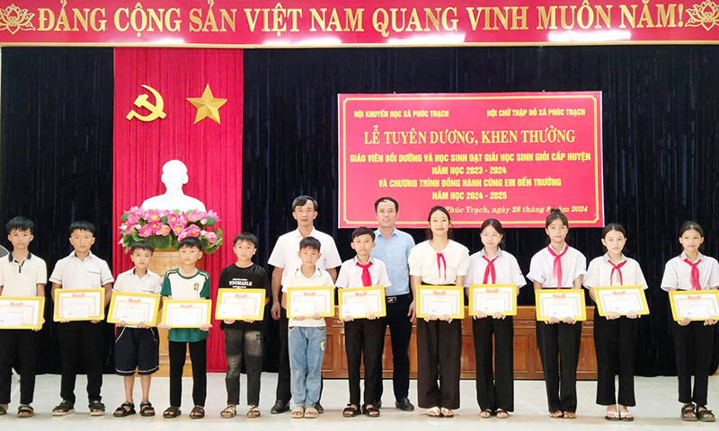Các cấp hội khuyến học huyện Bố Trạch kịp thời triển khai hoạt động khen thưởng học sinh có thành tích xuất sắc trong học tập.