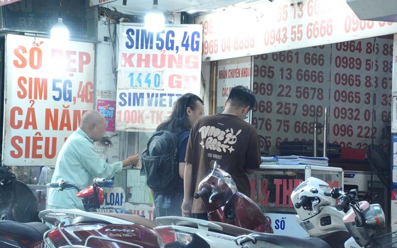 Hoạt động mua, bán SIM tại một cửa hàng ở Hà Nội.