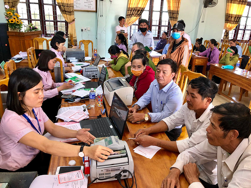 Hình 1 Giải ngân vốn vay kịp thời giúp nhiều hộ nghèo, cận nghèo có cơ hội vươn lên thoát nghèo.