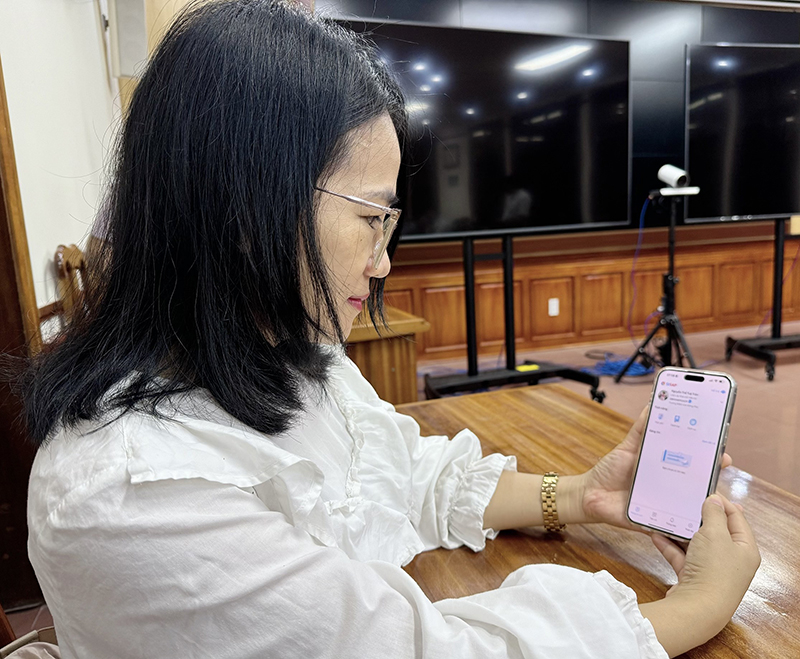 Chỉ cần chiếc điện thoại thông minh, phụ huynh học sinh thực hiện nhanh chóng việc nộp học phí và các khoản thu cho con em mọi lúc, mọi nơi.