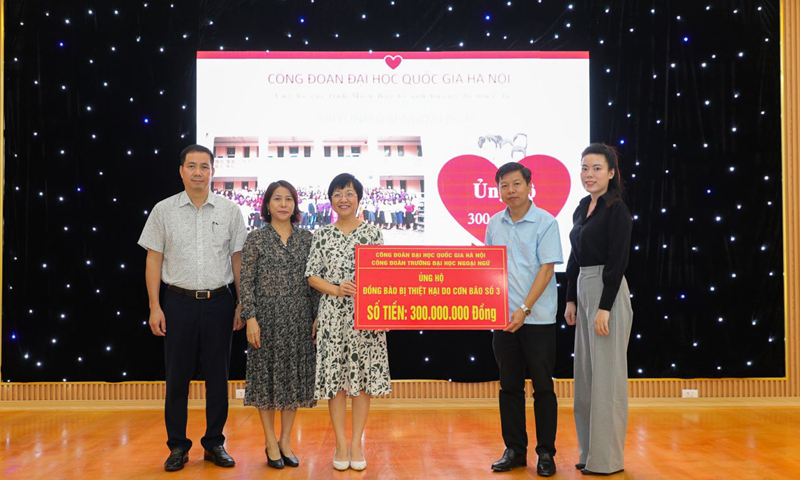 Các trường thành viên của Đại học Quốc gia Hà Nội quyên góp ủng hộ đồng bào. Ảnh: VNU.