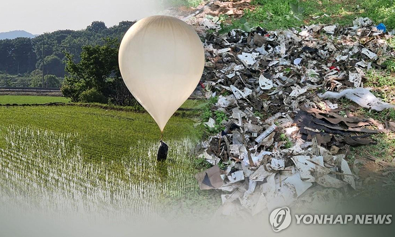  Bóng bay mang rác của Triều Tiên khi rơi xuống Hàn Quốc. Ảnh: Yonhap