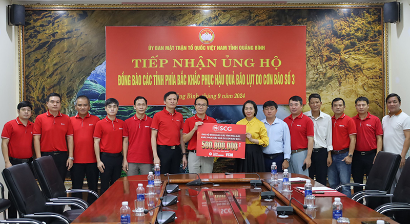  Đại diện lãnh đạo Ủy ban MTTQVN tỉnh tiếp nhận ủng hộ từ Tập đoàn SCG.  