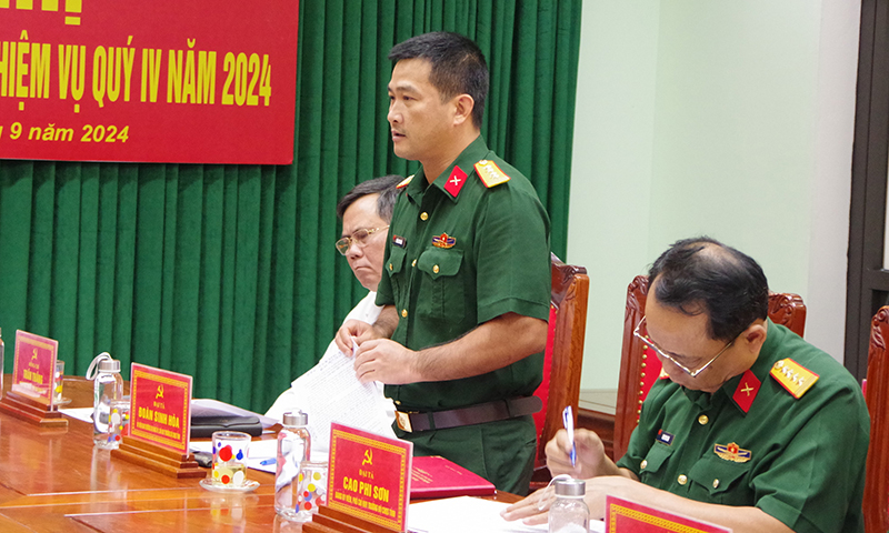 Đồng chí đại tá Đoàn Sinh Hòa, Chỉ huy trưởng Bộ CHQS tỉnh phát biểu tại hội nghị.