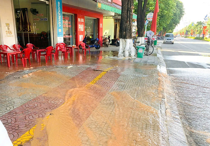 Sự cố vỡ ống nước ở đường Lý Thường Kiệt, thuộc phường Đồng Hải (TP. Đồng Hới) đầu tháng 9/2024.