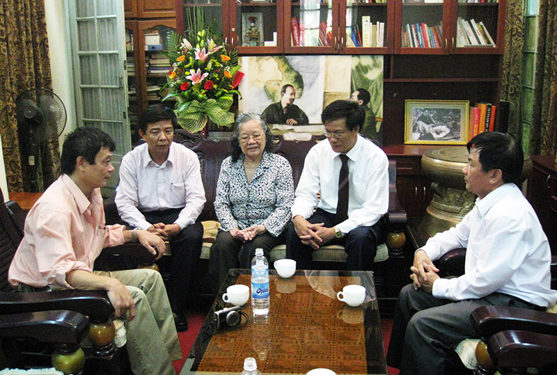 Bà Đặng Bích Hà tiếp chuyện với các đồng chí nguyên lãnh đạo tỉnh.