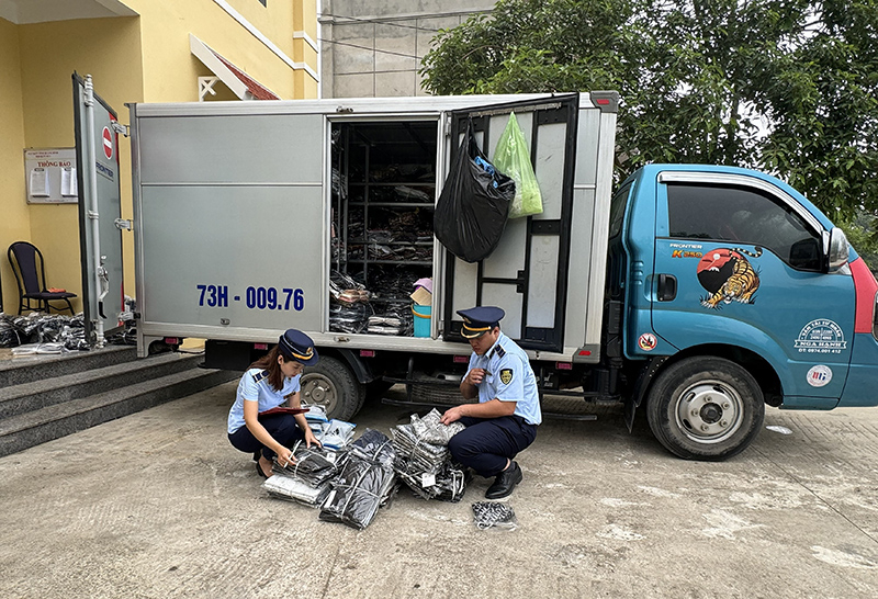 Lực lượng Quản lý thị trường khám xét phương tiện, thu giữ hàng hoá vi phạm.
