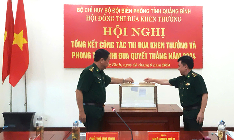 Đại biểu bỏ phiếu bình xét các danh hiệu thi đua