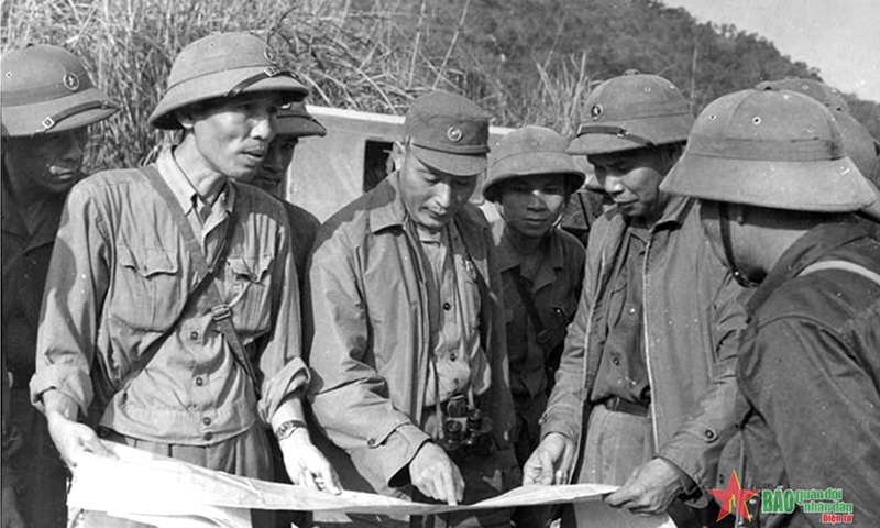  Trung tướng Đồng Sỹ Nguyên (đứng giữa, đội mũ vải) nghe báo cáo về kế hoạch triển khai tuyến xăng dầu khu vực 471. Ảnh tư liệu