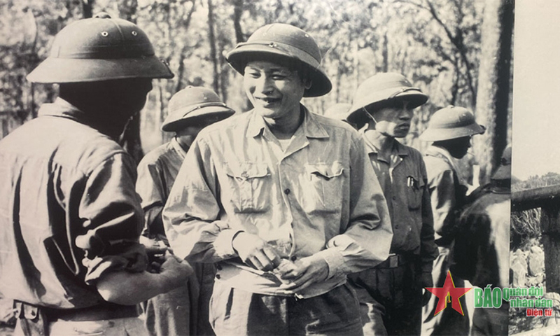 Trung tướng Đồng Sỹ Nguyên động viên chiến sĩ lái xe trước khi lên đường làm nhiệm vụ. Ảnh tư liệu