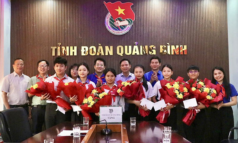 Đại diện lãnh đạo Tỉnh đoàn và Sở LĐ-TB-XH tặng quà cho các đại biểu.