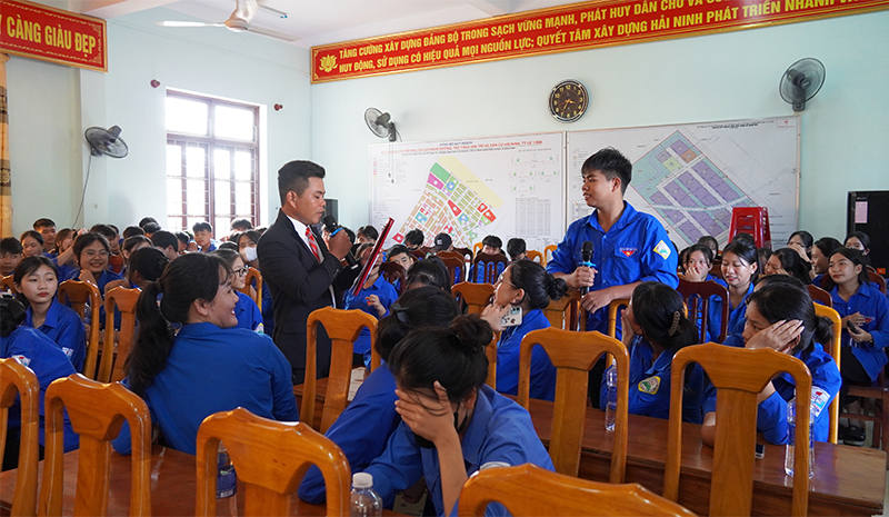 Các đoàn viên, thanh niên cũng tham gia giao lưu, tìm hiểu kiến thức về Luật NVNQS.