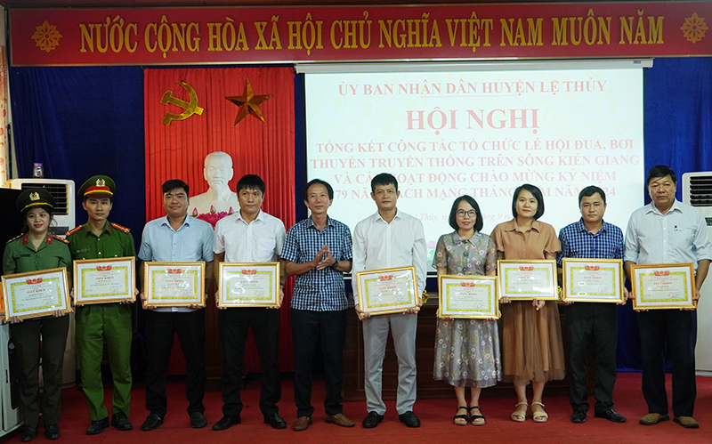 Đại diện lãnh đạo huyện Lệ Thủy trao giấy khen cho các cá nhân có thành tích trong công tác tổ chức lễ hội 2/9.