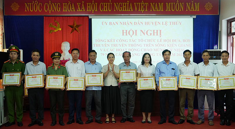 Đại diện lãnh đạo huyện Lệ Thủy trao giấy khen cho các tập thể có thành tích trong công tác tổ chức lễ hội 2/9.