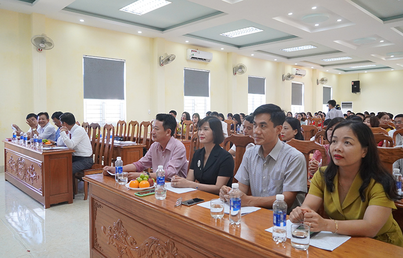 Các đại biểu tham dự lễ bế giảng.
