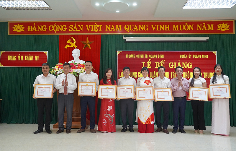 Đại diện lãnh đạo Trường Chính trị tỉnh và Ban Thường vụ Huyện ủy Quảng Ninh tặng giấy khen cho các học viên có thành tích xuất sắc.