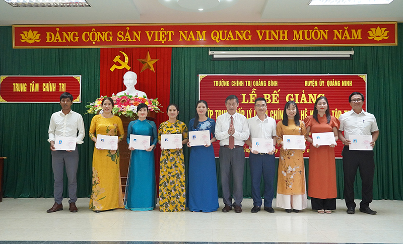 Đại diện lãnh đạo Trường Chính trị tỉnh trao bằng tốt nghiệp cho học viên.