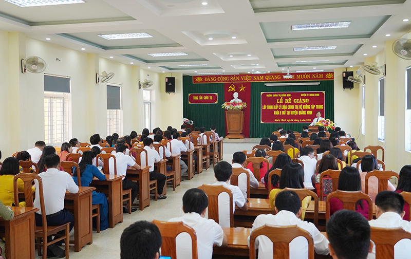 Quang cảnh lễ bế giảng.