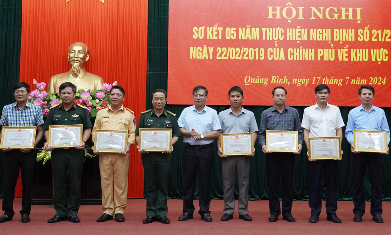  Bộ Chỉ huy Quân sự tỉnh (thứ hai bìa trái) là một trong những đơn vị vinh dự được UBND tỉnh khen thưởng thành tích thực hiện Nghị định số 21/2019/NĐ-CP, ngày 22/2/2019 của Chính phủ về khu vực phòng thủ.