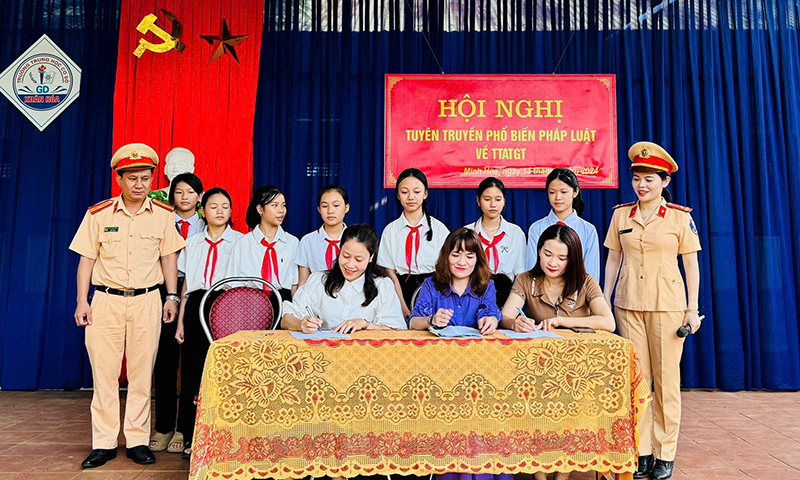 Các trường học trên địa bàn tỉnh tổ chức tuyên truyền, ký cam kết bảo đảm ATGT đầu năm học mới 2024-2025.