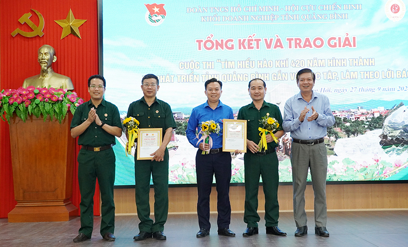 Ban Tổ chức trao thưởng cho các tập thể, cá nhân đoạt giải nhất cuộc thi “Tìm hiểu hào khí 420 năm hình thành và phát triển tỉnh Quảng Bình gắn với học tập, làm theo lời Bác”.