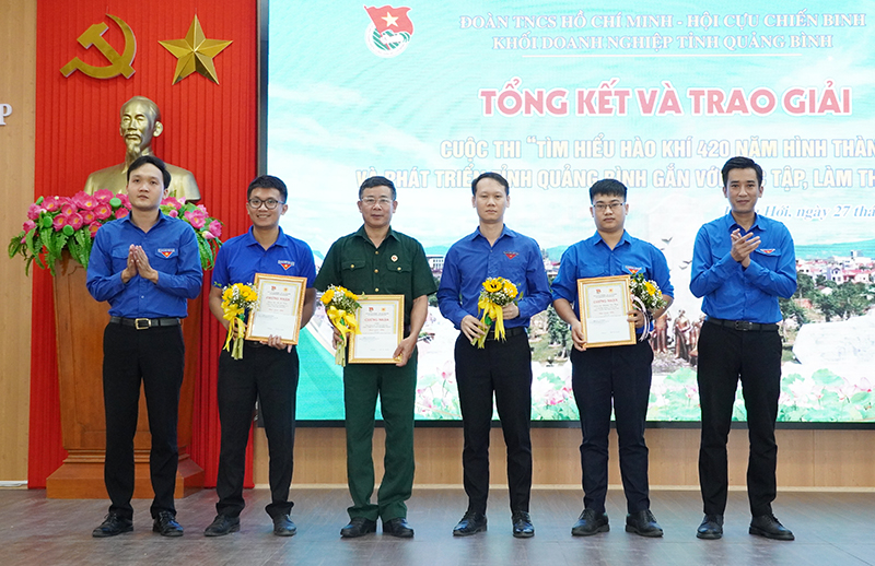 Ban Tổ chức trao thưởng cho các tập thể, cá nhân đoạt giải nhì cuộc thi “Tìm hiểu hào khí 420 năm hình thành và phát triển tỉnh Quảng Bình gắn với học tập, làm theo lời Bác”.