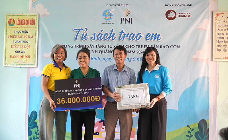 Các đơn vị phối hợp trao tượng trưng trị giá phần quà tủ sách, bàn ghế và các đầu sách cho thầy và trò điểm trường TH-THCS tại bản Rào Con.