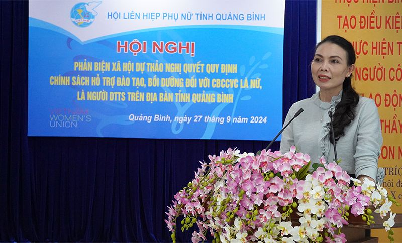 Đồng chí Phó Chủ tịch Hội LHPN tỉnh Châu Thị Định phát biểu tại hội nghị.