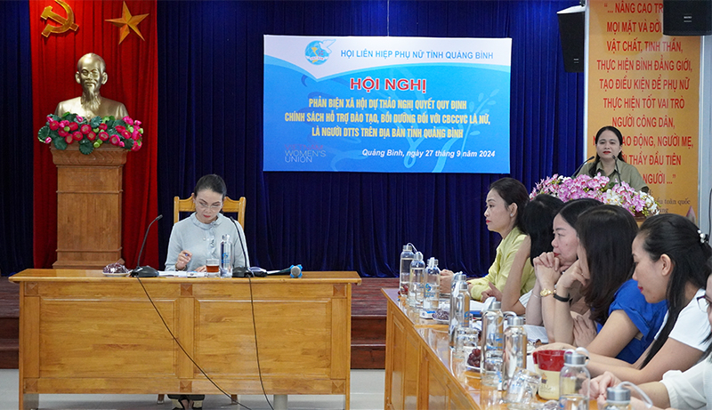  Đại biểu đến từ xã Trường Sơn (Quảng Ninh) tham gia ý kiến phản biện tại hội nghị.