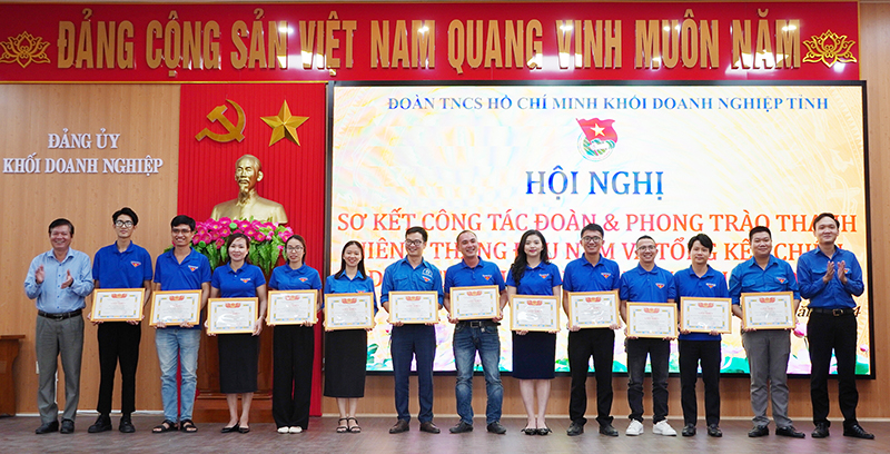 Đại diện lãnh đạo Đảng ủy, Đoàn Khối doanh nghiệp tỉnh tặng giấy khen cho các tập thể có thành tích xuất sắc trong Chiến dịch Thanh niên tình nguyện hè 2024.