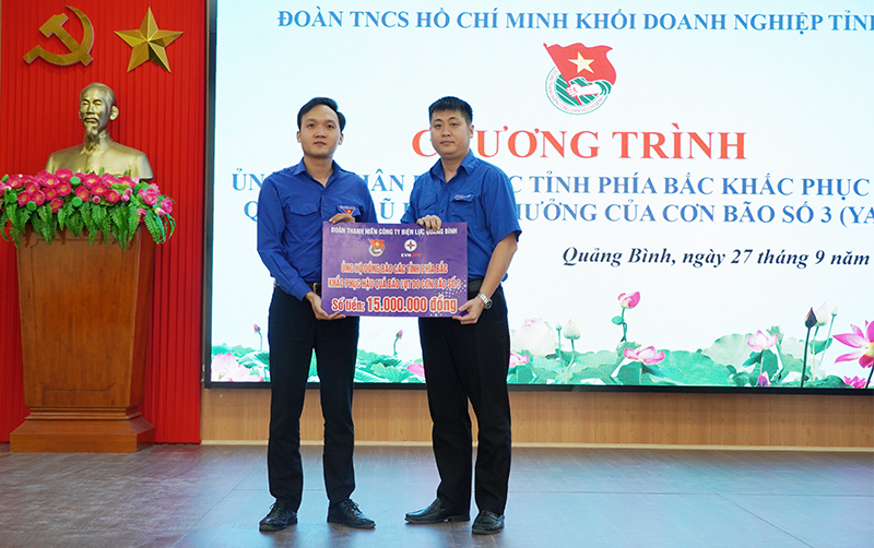 Đoàn cơ sở Công ty Điện lực Quảng Bình trao biển tượng trưng hỗ trợ người dân các tỉnh phía Bắc bị ảnh hưởng cơn bão số 3.