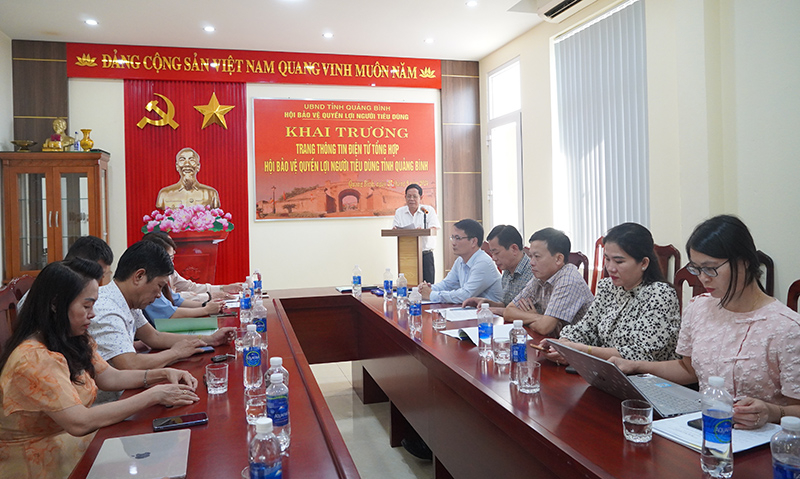 Các đại biểu tham dự buổi khai trương.
