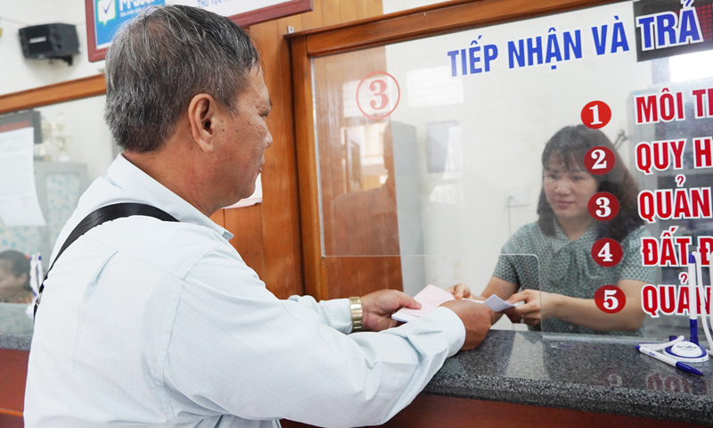 Người dân hài lòng khi tham gia giao dịch tại bộ phận một cửa UBND huyện Quảng Ninh.