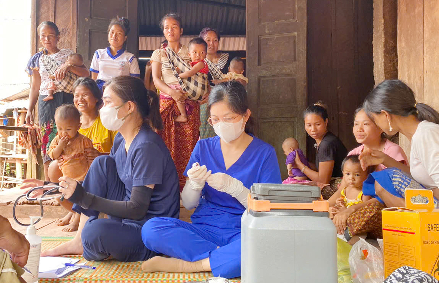 Đội tiêm chủng lưu động Trung tâm Y tế Bố Trạch tiêm bù, tiêm vét vắc xin TCMR tại 2 xã Tân Trạch và Thượng Trạch.