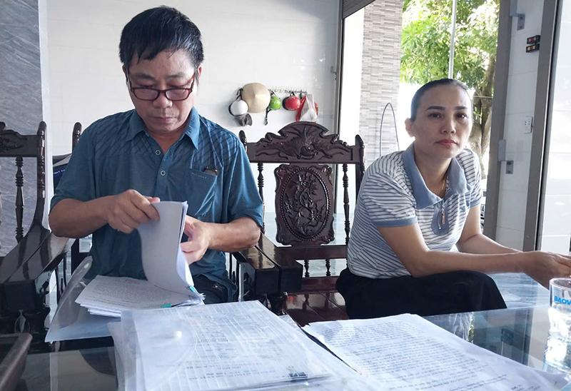 Vợ chồng ông Trần Đức Thái và bà Tưởng Thị Liên, thôn Di Lộc, xã Quảng Tùng (Quảng Trạch) trình bày sự việc.