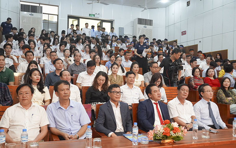 Các đại biểu dự lễ khai mạc