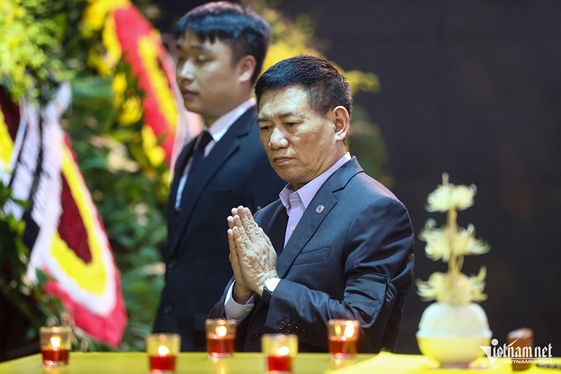 Phó Thủ tướng, Bộ trưởng Bộ Tài chính Hồ Đức Phớc vào viếng.