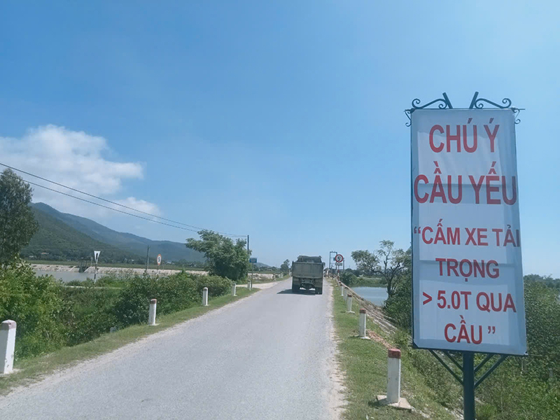 Sở GT-VT cắm biển hạn chế phương tiện qua lại để bảo đảm an toàn.