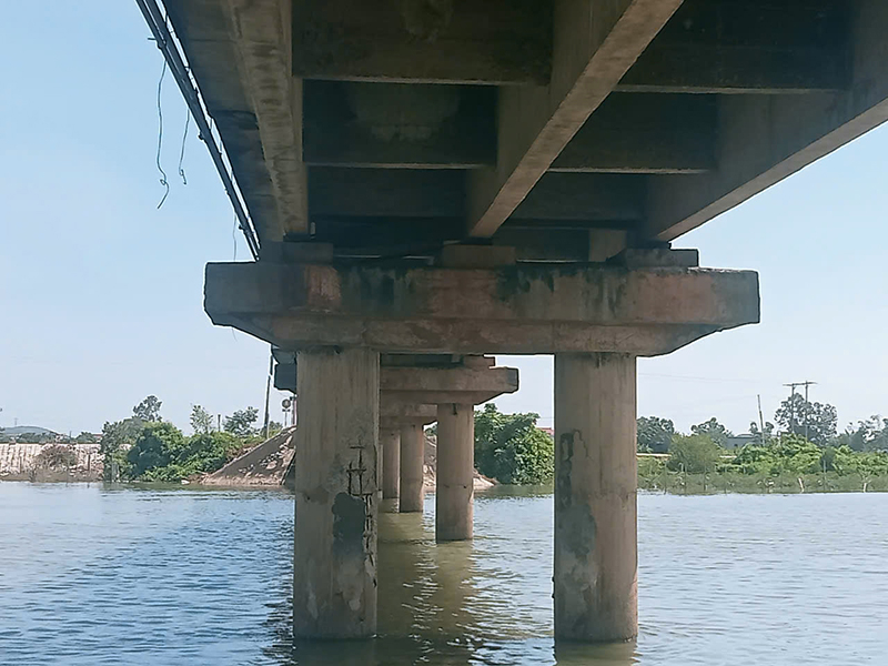 Trụ cầu sông Thai bị bong tróc lớp bê tông.
