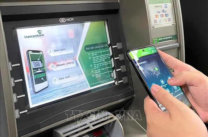 Khách hàng giao dịch tại cây ATM. Ảnh minh họa: Trần Việt/TTXVN