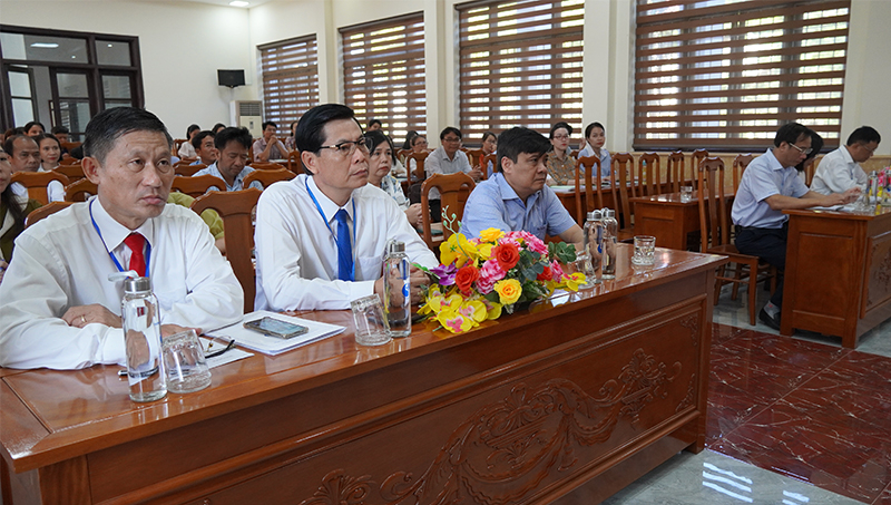  Các đại biểu tham dự lễ khai giảng.