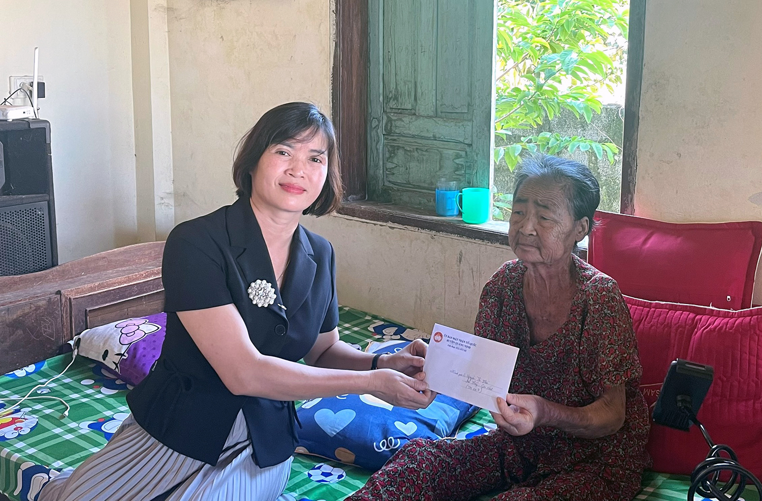 Lãnh đạo Ủy ban MTTQVN huyện Quảng trao quà cho người cao tuổi có hoàn cảnh khó khăn trên địa bàn.