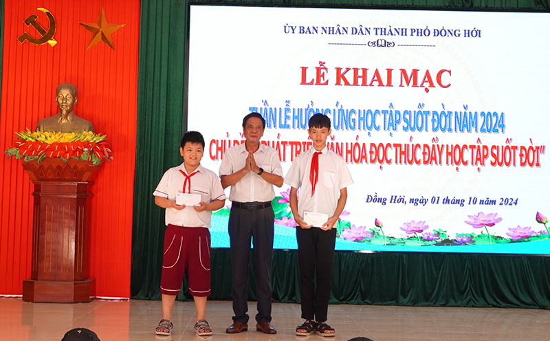 Đại diện lãnh đạo Ban Tuyên giáo Tỉnh ủy tặng quà cho học sinh vượt khó đạt thành tích xuất sắc trong học tập và rèn luyện.
