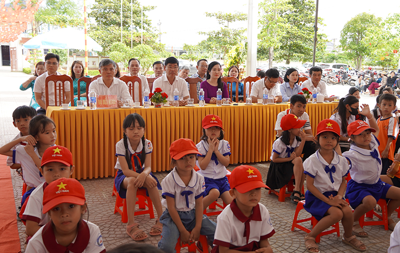 Các đại biểu và các em học sinh tham dự lễ phát động.