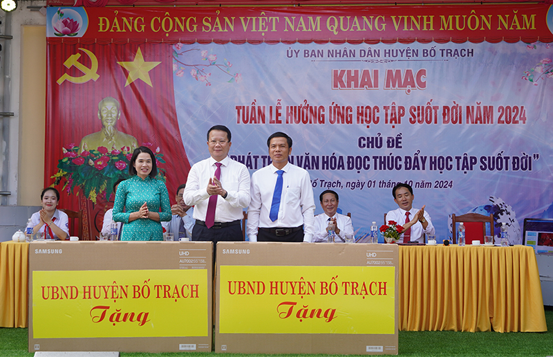 Đại diện lãnh đạo UBND huyện Bố Trạch tặng tivi cho các trường học trên địa bàn xã Nam Trạch.